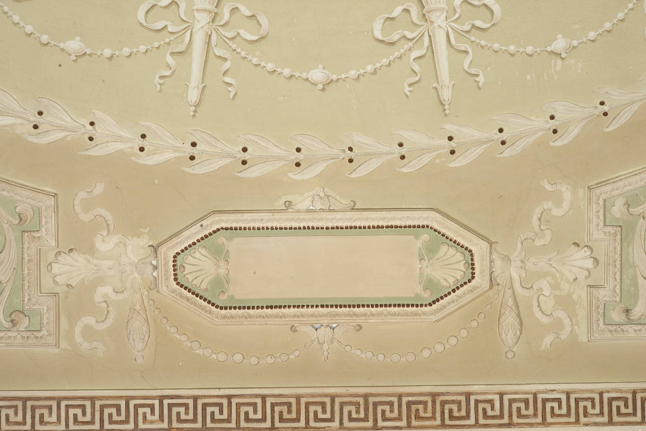 targa ottagonale con festoni (decorazione plastica) di Behlert, Karl - maestranze lombarde (inizio sec. XX)