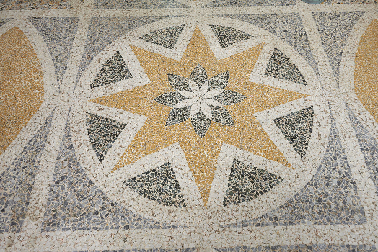 Pavimento in seminato veneziano (motivo centrale a stella) (pavimentazione) - maestranze lombarde (sec. XX)