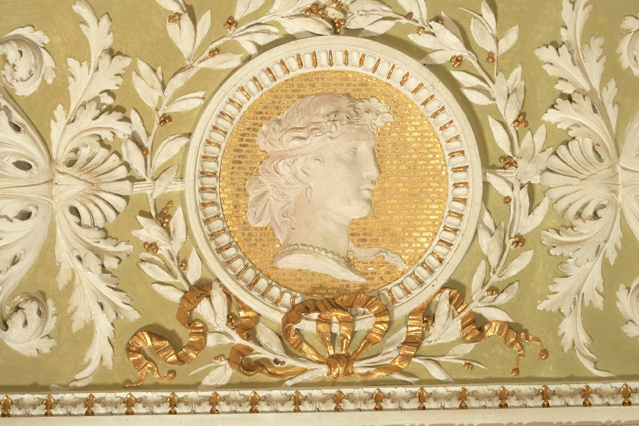 Testina classica, medaglione a stucco con ritratto (soffitto dipinto) - maestranze lombarde (inizio sec. XX)