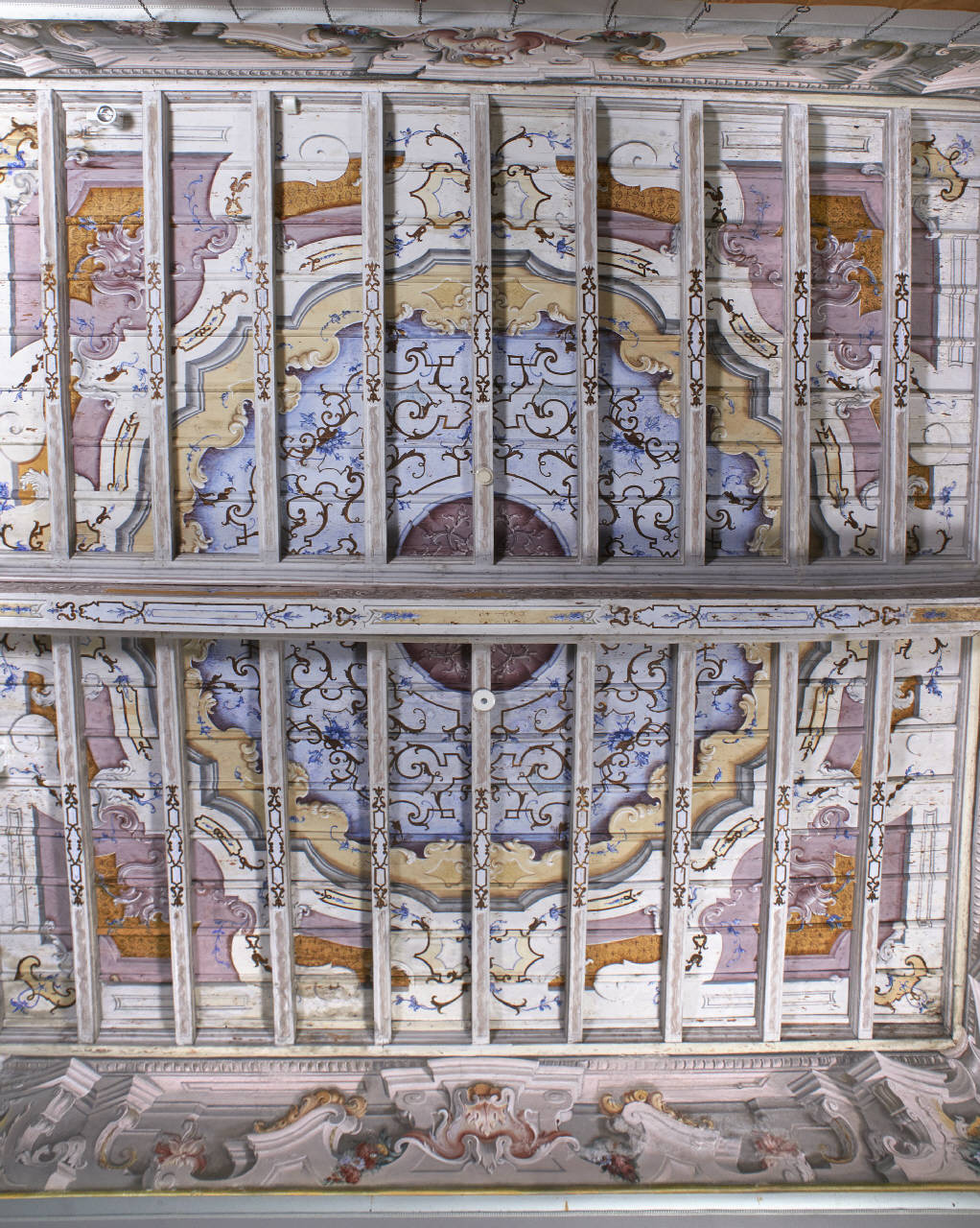 Decorazione con maschere, festoni, cartocci e volute, soffitto ligneo a passa sotto decorato (soffitto dipinto) - ambito lombardo (seconda metà sec. XVIII)