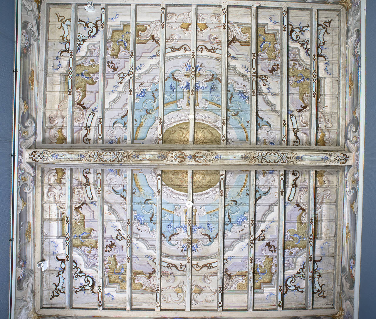 Decorazione con maschere, festoni, cartocci e volute, soffitto dipinto (soffitto dipinto) - ambito lombardo (seconda metà sec. XVIII)