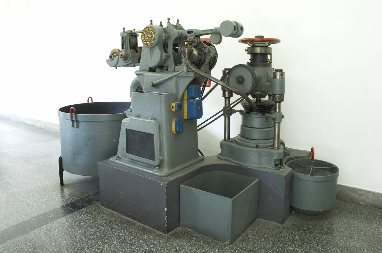 macchina stampatrice e calibratrice - lavorazione del piombo (sec. XX)