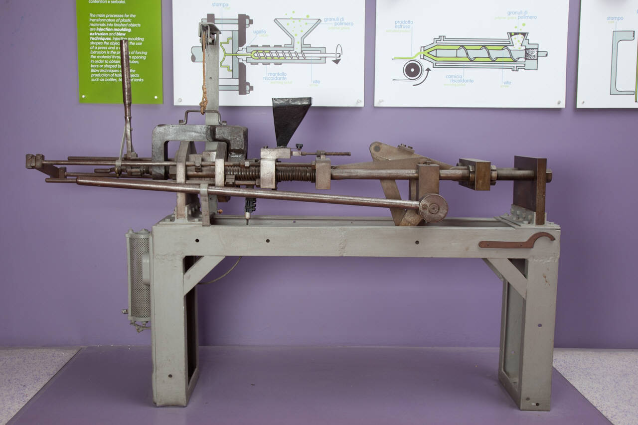 pressa per stampaggio di materiale termoplastico - produzione macchine per lavorazione della plastica (secondo quarto sec. XX)