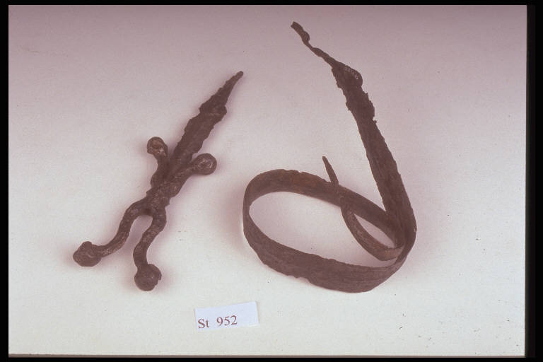elsa di spada antropoide / cuspide di lancia - cultura di Golasecca (sec. V a.C.)