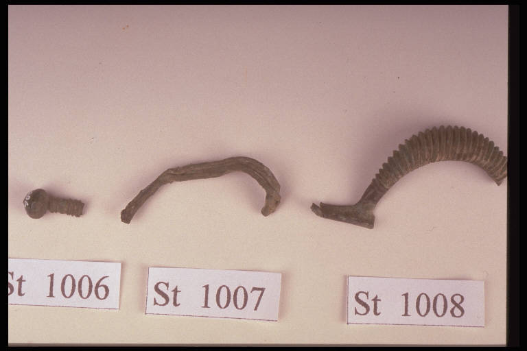fibula a piccole coste - cultura di Golasecca (fine/inizio secc. VI/ V a.C.)