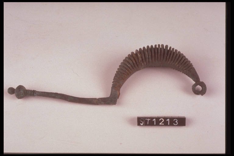 fibula a piccole coste - cultura di Golasecca (terzo quarto sec. VI a.C.)