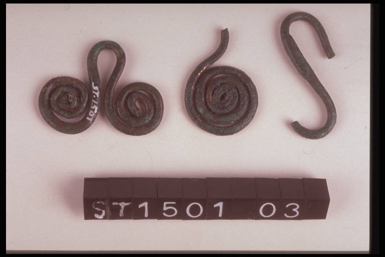 pendaglio a doppia spirale - cultura di Golasecca (fine/inizio secc. VI/ V a.C.)