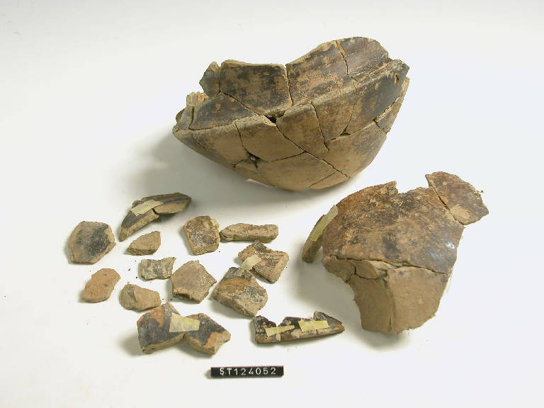 urna - cultura di Golasecca (terzo quarto sec. VI a.C.)