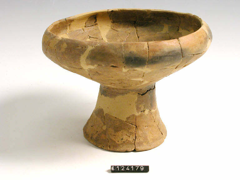 coppa su alto piede - cultura di Golasecca (sec. VII a.C.)