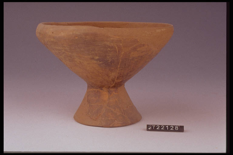 coppa su alto piede - cultura di Golasecca (terzo quarto sec. VI a.C.)