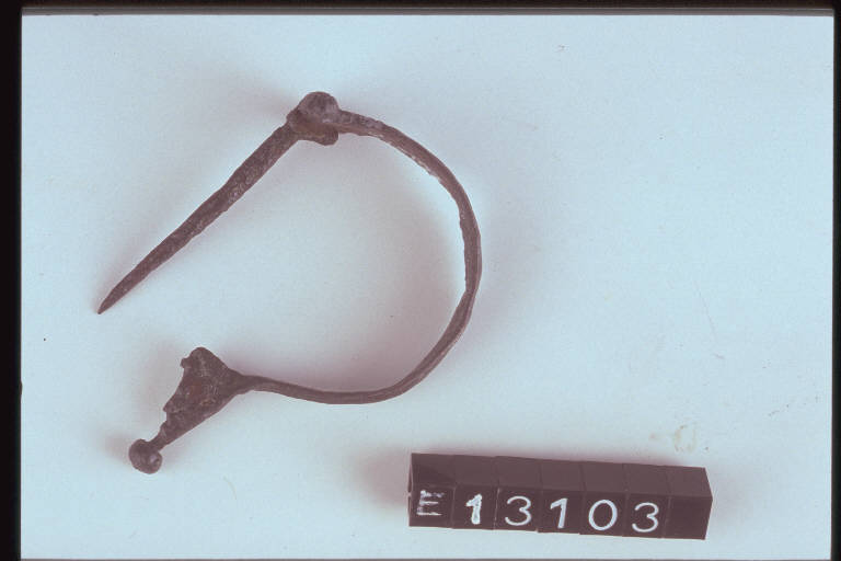 fibula, tipo Avoissa - produzione romana (secc. I/ IV d.C.)