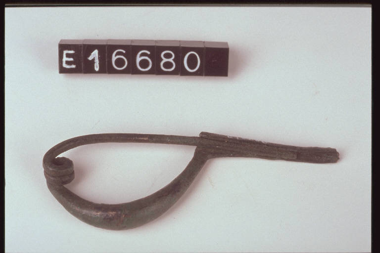 fibula ad arco pieno - cultura di Golasecca (secc. VI/ V a.C.)