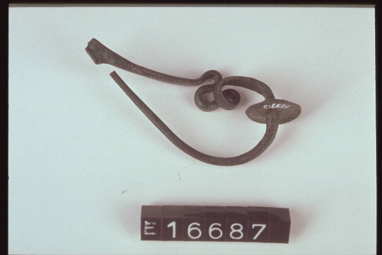 fibula ad arco serpeggiante - cultura di Golasecca (fine/inizio secc. VI/ V a.C.)