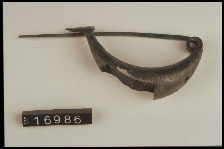 fibula a navicella - cultura di Golasecca (fine/inizio secc. VI/ V a.C.)