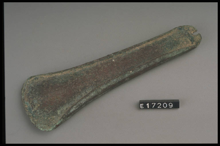 ascia a margini rialzati - periodo di età del Bronzo (secc. XXII/ XIV a.C.)
