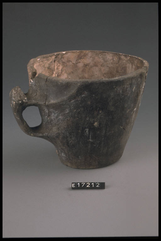 boccale troncoconico - periodo di età del Bronzo (secc. XXII/ XIV a.C.)