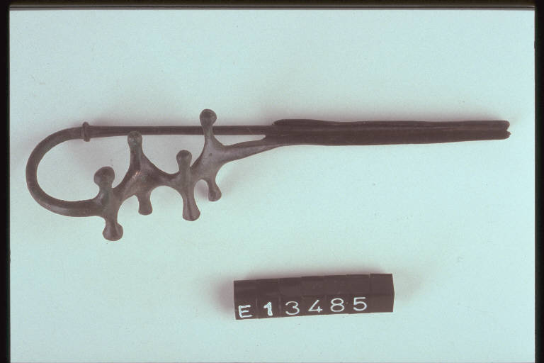 fibula a drago - cultura di Golasecca (fine/inizio secc. VI/ V a.C.)