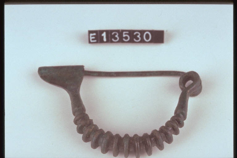 fibula a grandi coste - cultura di Golasecca (fine/inizio secc. VI/ V a.C.)