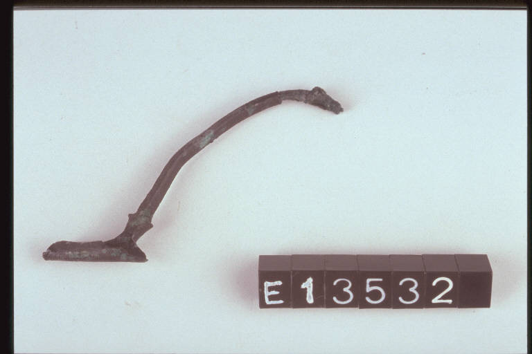 fibula ad arco composito - cultura di Golasecca (fine/inizio secc. VI/ V a.C.)