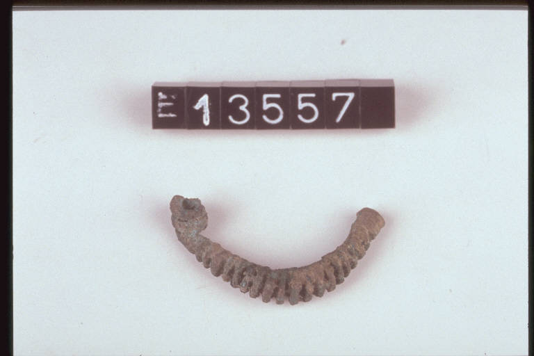 fibula a piccole coste - cultura di Golasecca (fine/inizio secc. VI/ V a.C.)