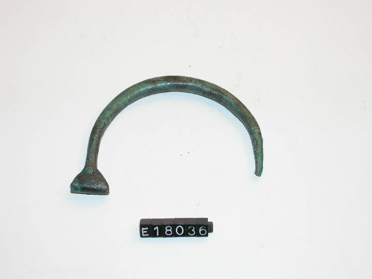 fibula ad arco ingrossato - Cultura di Golasecca (secc. IX/ VI a.C.)