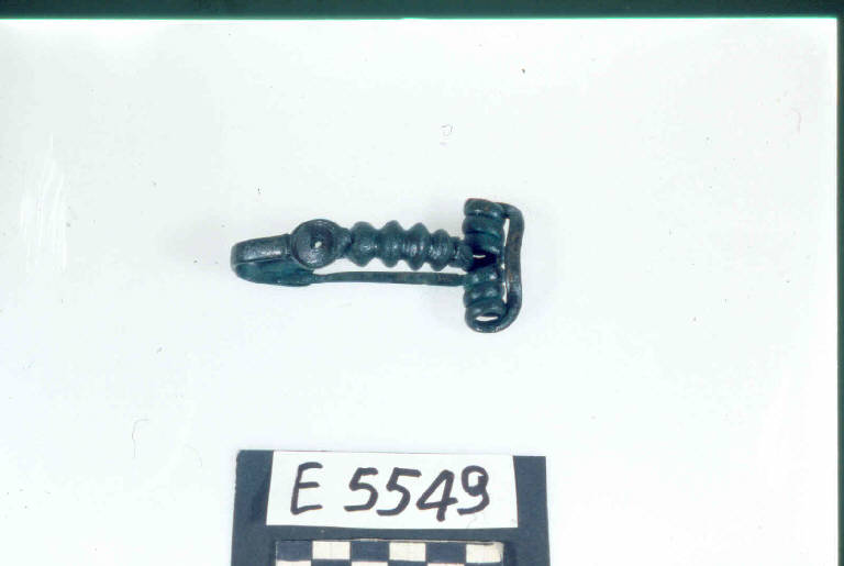 fibula a scorpione, STÖCKLI W. / tipo Helmkopffibeln - cultura La Tène (secc. III/ II a.C.)