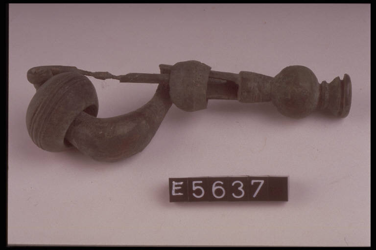 fibula a sanguisuga, DE MARINIS / tipo tardo-alpino var. B - cultura di Golasecca (seconda metà sec. V a.C.)