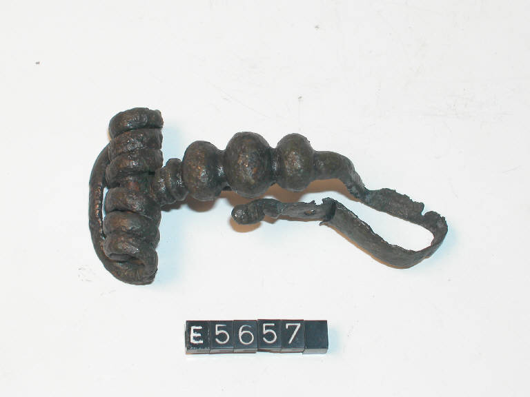 fibula a scorpione, STÖCKLI W. / tipo Helmkopffibeln - cultura La Tène (secc. III/ II a.C.)