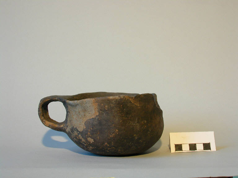 tazza a profilo globulare - cultura di Polada (Bronzo antico II)