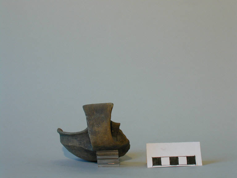 capeduncola con ansa ad ascia - cultura palafitticolo-terramaricola (Bronzo medio I)