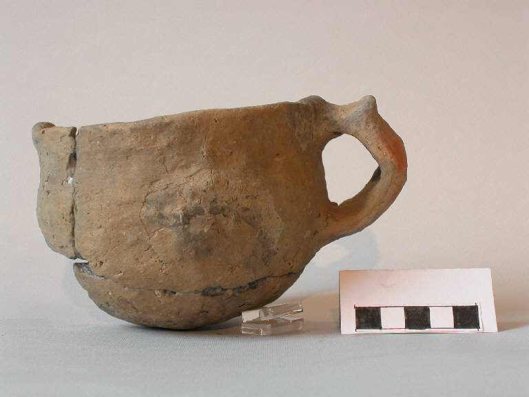 tazza a profilo globulare - cultura di Polada/palafitticolo-terramaricola (Bronzo antico II)
