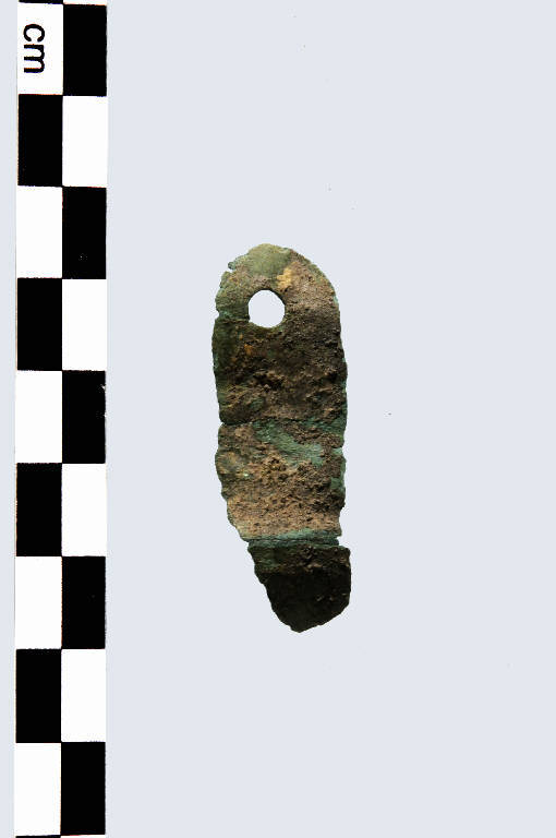 lamina con foro - Cultura palafitticolo-terramaricola (età del Bronzo Medio Recente)