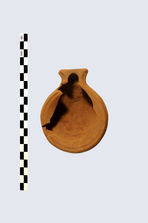 lucerna con becco a incudine - periodo romano (primo quarto sec. I d.C.)