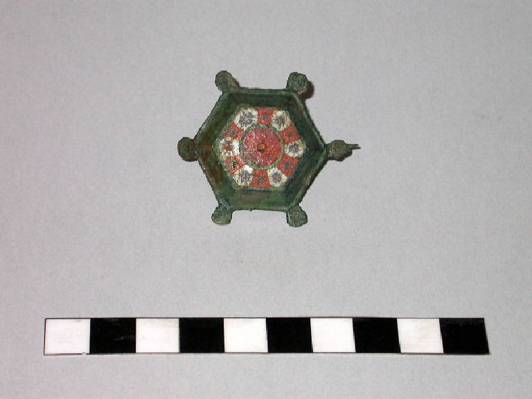 fibula esagonale, Millefiori - Cultura di Polada (II - III d.C.)