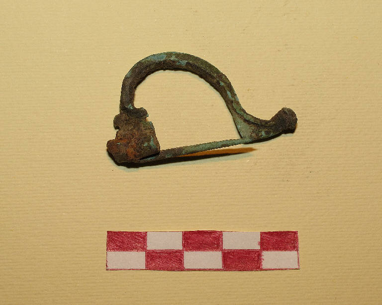 fibula ad arco semplice - età romana imperiale (secc. I a.C./ I d.C.)