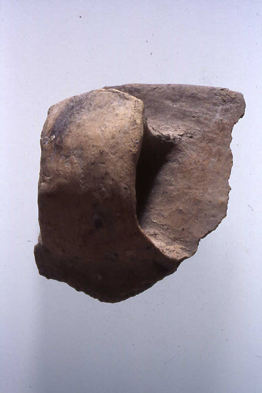 frammento di orlo con ansa - Cultura di Polada (Bronzo Antico)