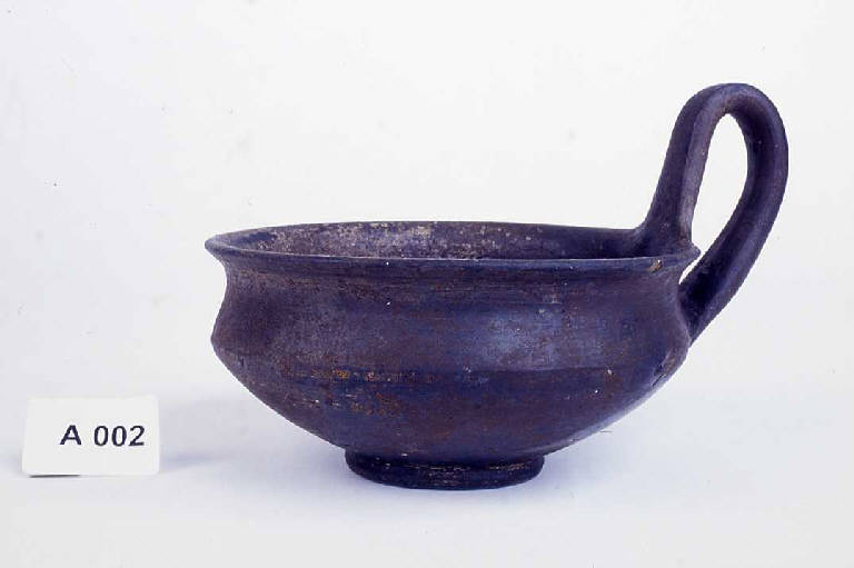 tazza carenata monoansata - produzione etrusca (sec. VII a.C.)