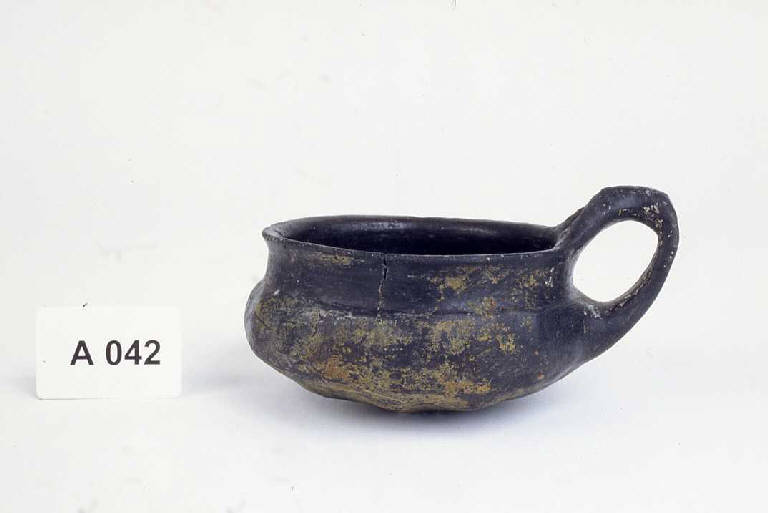 coppetta carenata - produzione etrusca (prima metà sec. VII a.C.)