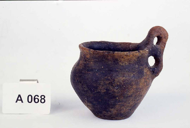 tazza con ansa bifora - ambito etrusco laziale (secc. IX/ VIII a.C.)