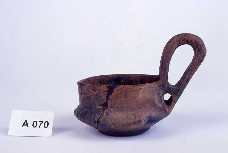 tazza carenata con ansa bifora - ambito etrusco laziale (secc. VIII/ VII a.C.)