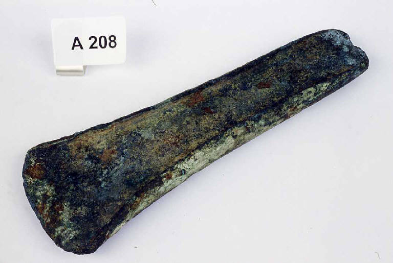 ascia a margini rialzati - ambito del Bronzo Medio laziale (secc. XVI/ XIV a.C.)