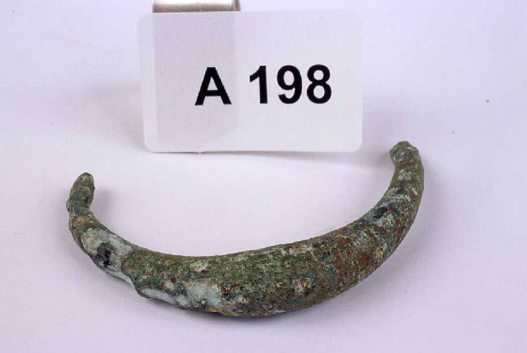 fibula ad arco ingrossato - produzione villanoviana (secc. VIII/ VII a.C.)