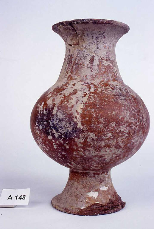 olla globulare su alto piede - ambito etrusco laziale e campano (secc. VIII/ VII a.C.)