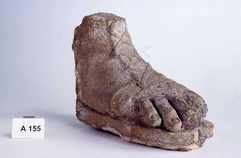 piede di statua - ambito laziale (secc. III/ II a.C.)