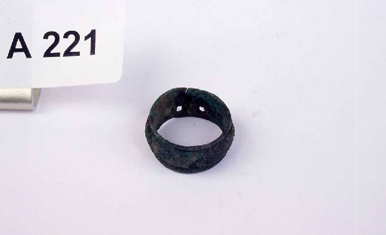 anello digitale - produzione villanoviana (secc. VIII/ VII a.C.)
