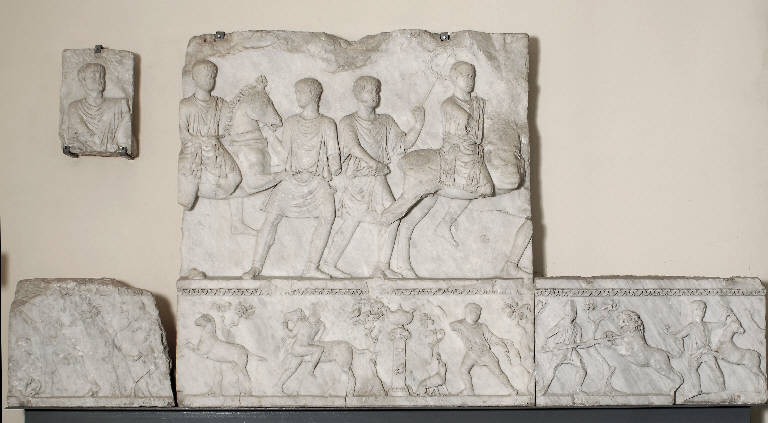 Parata di cavalieri con scene di caccia (altorilievo) - ambito comasco (prima metà sec. II d.C.)