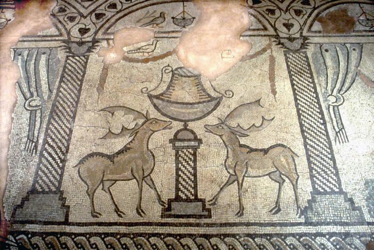Cervi alla fonte/ Tralci di vite/ Figura maschile con tirso (mosaico pavimentale) - ambito comasco (secc. V-VI d.C.)