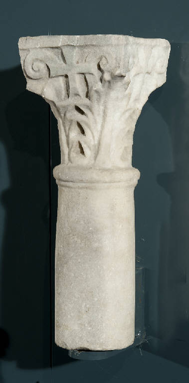 Capitello cubico con frammento di colonnetta (secc. VI/ VII)