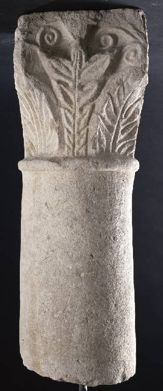 Capitello e frammento di colonna (secc. VIII/ IX)