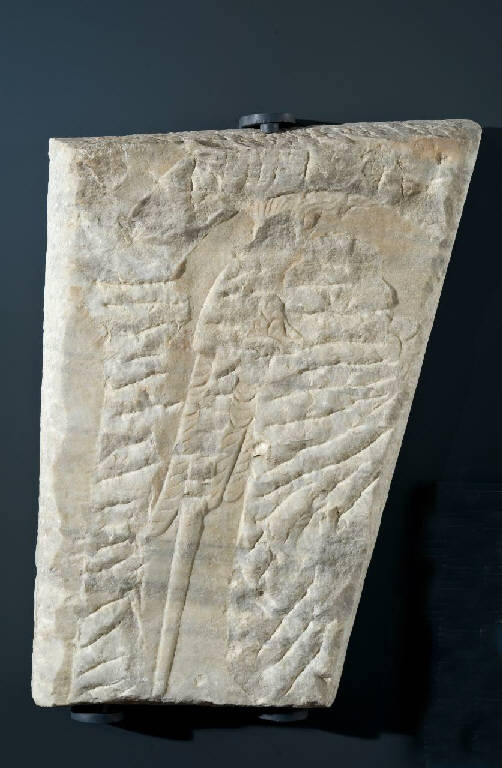 Erote (frammento di sarcofago, a decorazione architettonica) (sec. III)